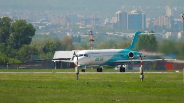 アルマニー Kazakhstan 2019年5月5日 飛行機のフォッカー100 離陸ベックエアーのUp F1005 サイドビュー 旅客機が出発する 滑走路の民間航空機 — ストック動画