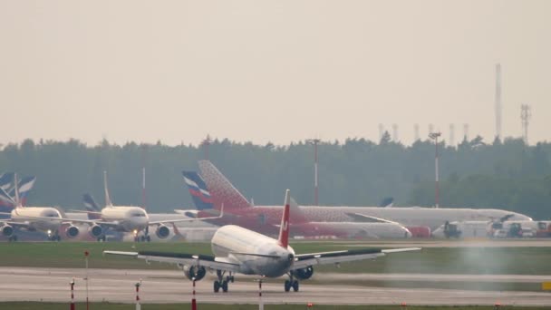ノルドウインド航空が上陸し 滑走路とブレーキに触れた 飛行機が到着する トラベル アビエーション — ストック動画