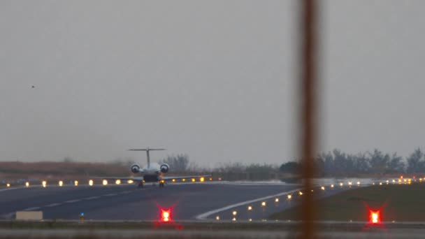 私人喷气式飞机起飞 后视镜穿过围栏 装有着陆灯的跑道照明 — 图库视频影像