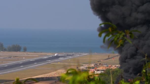 Samoloty Lądują Lotnisku Phuket Szkolenie Straży Pożarnej Lotniska Czarny Dym — Wideo stockowe