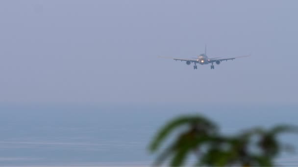 Пасажирський Літак Наближається Посадки Вид Спереду Морський Фон Аеродром Узбережжі — стокове відео