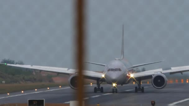 Passagerfly Ankommer Til Phuket Lufthavn Bremsning Efter Landing Jet Fly – Stock-video
