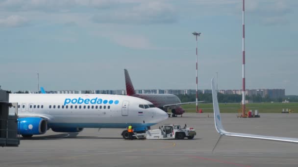 상트페테르부르크 러시아 2022년 26일 포베다의 당기는 항공기 737 택시로 풀코보 — 비디오