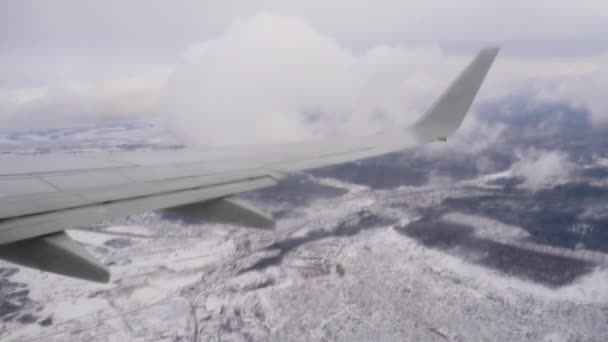 Вид Сніговий Пейзаж Під Крилом Літака Через Дірку Літака Білий — стокове відео