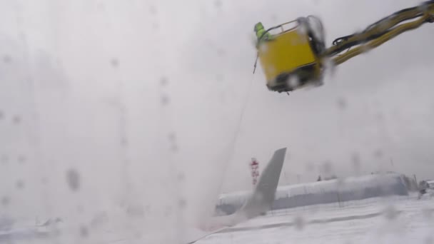 Deicing Passagerarflygplansvingen Före Flygning Vinter Frostig Dag Flygplatsen — Stockvideo