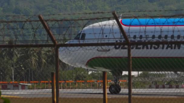 Phuket Thailand February 2023 航空機エアバスA321 Uk32103ウズベキスタン航空がプーケット空港の滑走路でタクシーで フェンスを通してサイドビュー — ストック動画