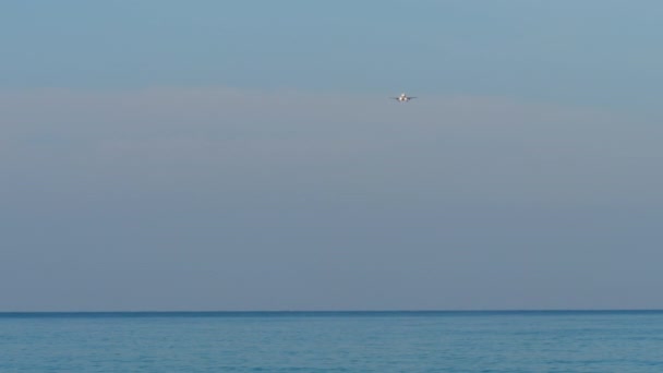 Flugzeug Landeanflug Passagierflugzeug Fliegt Über Das Blaue Meer Sinkflug Passagierflugzeug — Stockvideo