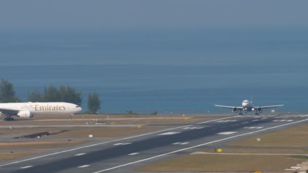 Phuket Thailand Februar 2023 Flugzeug Landet Auf Dem Flughafen Von — Stockvideo