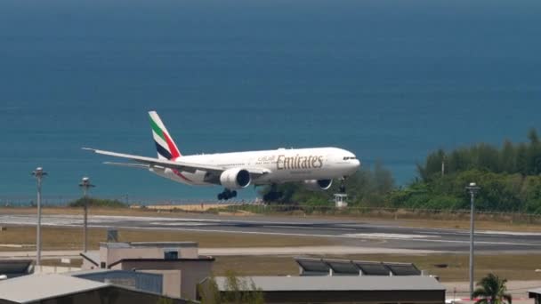 Phuket Thaïlande Février 2023 Boeing 777 Emirates Atterrissant Touchant Piste — Video