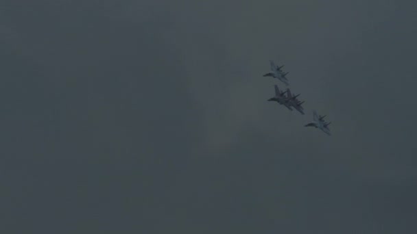 Bulutların Üzerinde Uçan Savaş Uçakları Alt Görüş Askeri Teçhizatın Hava — Stok video