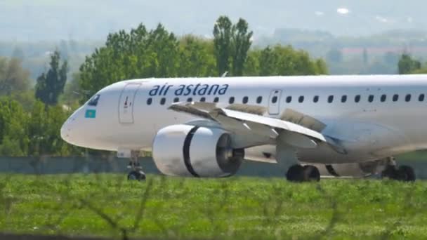 Almaty Kazakhstan Mayo 2019 Avión Embraer E190 Khb Air Astana — Vídeo de stock