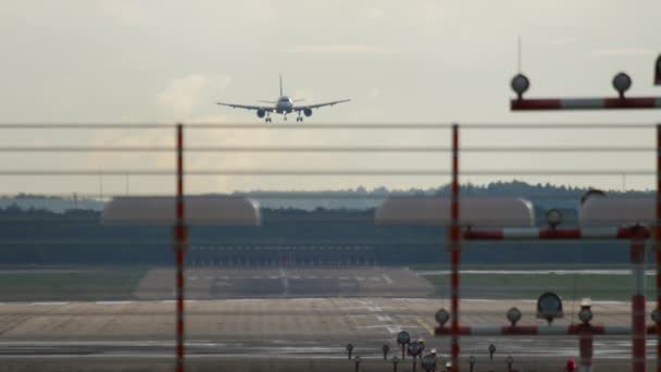 Vliegtuig Nadert Landing Landingsbaan Passagiersvliegtuig Arriveert Zicht Landingsbaan Concept Vliegreizen — Stockvideo