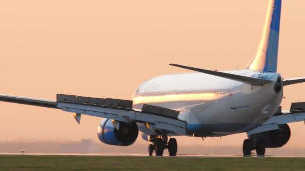 俄克拉荷马州 2022年8月5日 电影拍摄 波贝达航空公司波音737在着陆后刹车 飞机在日落时到达 破坏分子了 在粉红的天空 黎明的背景下的飞机 — 图库视频影像