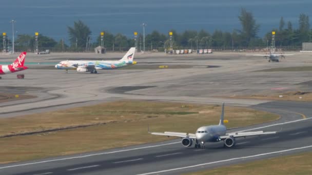 Phuket Thailand Fevereiro 2023 Frenagem Avião Depois Pousar Aeroporto Phuket — Vídeo de Stock