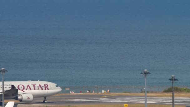 2023년 22일 공항의 활주로에서 택시를 카타르 항공의 A330 비행장 배경에 — 비디오