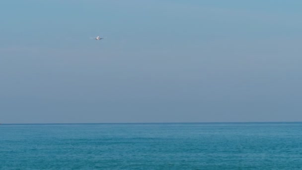 Flugzeug Landeanflug Passagierflugzeug Fliegt Über Das Blaue Meer Flugzeug Himmel — Stockvideo