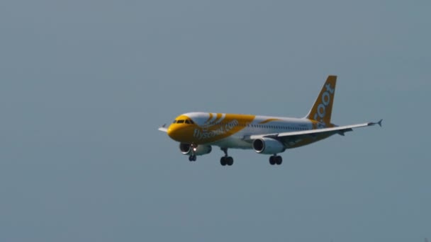 Phuket Thailand 2019年11月27日 空中客车A320 Tan Scoot接近 然后降落在普吉机场 飞机在飞行 旅行概念 — 图库视频影像