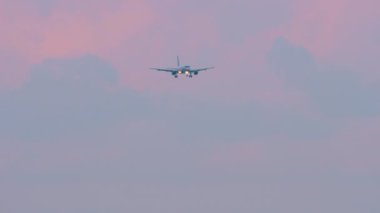 Bir jet yolcu uçağının kasvetli bir gökyüzüne inmesi ihtimali çok düşük. Gün batımı ya da şafak, gökyüzünde bir uçak. Uçak inişi, varış. Seyahat kavramı