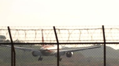 PHUKET, THAILAND - 19 Şubat 2023: Yolcu uçağı Boeing 777, RA-73272 Ikar Havaalanı 'na indi. Uçak geliyor.