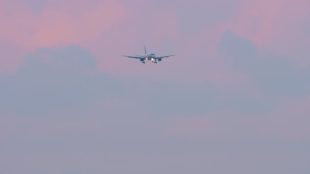 一架喷气式客机在阴沉沉的天空中接近着陆 拍了很久 日落或黎明 飞机在天空中 飞机降落 旅行概念 — 图库视频影像