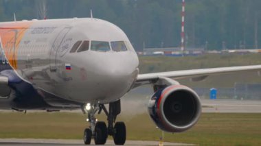 MOSCOW, Rusya Federasyonu - 29 Temmuz 2021: Airbus A320, VQ-BEJ PBC CSKA Moskova Özel Havalimanı Aeroflot Havayollarında Sheremetyevo havaalanındaki piste iniyor