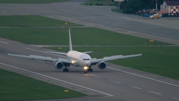 Düsenpassagierflugzeug Bremst Spoiler Auf Ankunft Eines Passagierflugzeugs Flugzeug Auf Der — Stockvideo