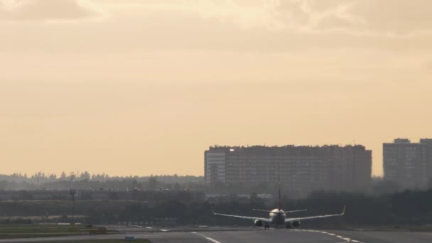 飞机的后视镜起飞了 客机起飞和升空 多彩的夏日落日 静态拍摄 黎明时分机场的交通情况 — 图库视频影像