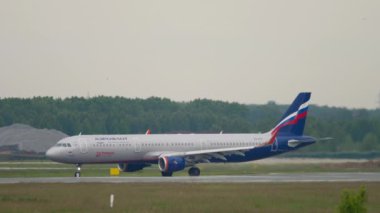 NOVOSIBIRSK, Rusya Federasyonu - 10 Haziran 2020: Airbus A321-211, Aeroflot VQ-BTU Tolmachevo havaalanı, Novosibirsk terminaline gidiyor. Uçak iniyor. Turizm ve havacılık kavramı