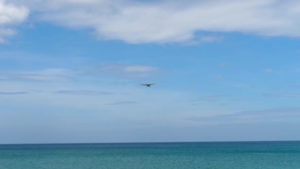 Planet Närmar Sig Landning Över Havet Flygplan Över Stranden Blå — Stockvideo