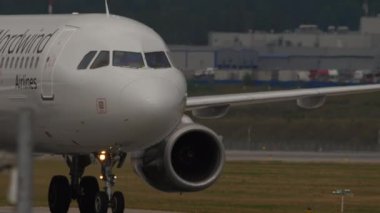 MOSCOW, Rusya Federasyonu - 29 Temmuz 2021: Airbus A321, Nordwind Havayolları 'nın VP-BGH' si Sheremetyevo havaalanındaki piste iniyor. Uçağın taksideki görüntüsü.