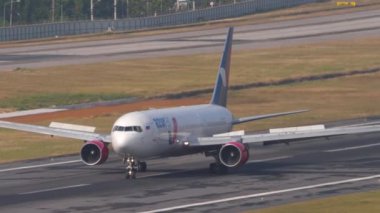 PHUKET, THAILAND - 23 Şubat 2023: Boeing 767, RA-73030 Azur Air uçağı Phuket havaalanına indikten sonra yan görüş. Spoiler hazır.