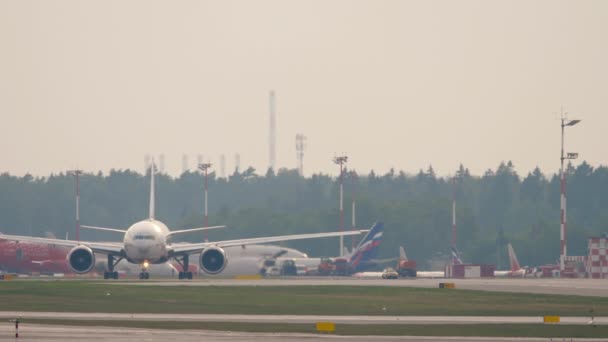 莫斯科 俄罗斯联邦 2021年7月29日 在Sheremetyevo机场滑行的波音777 Widebody飞机在跑道上 — 图库视频影像