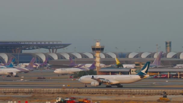 Bangkok Tailandia Enero 2023 Avión Aterrizaje Frenado Cathay Pacific Pista — Vídeos de Stock