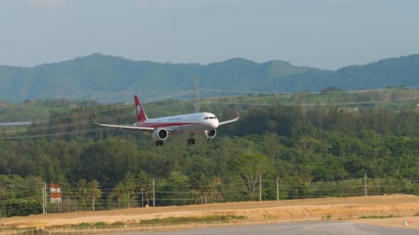 ประเทศไทย มภาพ 2023 Airbus A321 1053 ของสายการบ นเสฉวนลงจอดและส สนามบ มมองด — วีดีโอสต็อก