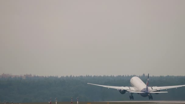 Achteraanzicht Passagiersvliegtuig Dat Versnelt Opstijgt Vlucht Vertrek — Stockvideo