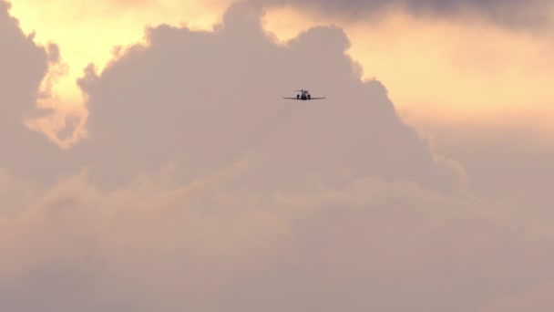 Jet Utasszállító Repülőgép Indulás Hátsó Nézet Háttérégbolt Repülő Távoli Lövés — Stock videók