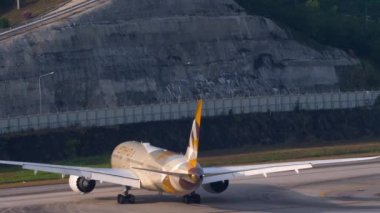 PHUKET, THAILAND - 23 Şubat 2023: Taşıyıcı Boeing 787, Etihad Havayolları 'nın A6-BLU' su Phuket havaalanında taksicilik yapıyor. Hava sahasında rüya uçağı görüntüsü. Uçak pistte ya da taksi yolunda.