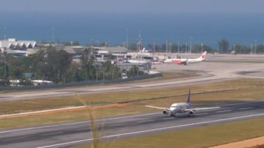 PHUKET, THAILAND - 23 Şubat 2023: Airplane Airbus A320, Phuket havaalanından kalkan HS-TXB, yan görüş. Uçuş kalkışı