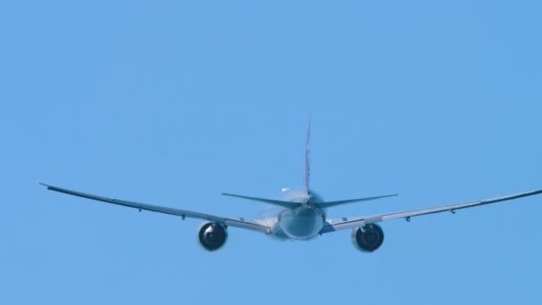 Αεροπλάνο Αγνώριστη Στολή Που Απογειώνεται Και Σκαρφαλώνει Αεροπλάνο Μπλε Ουρανό — Αρχείο Βίντεο