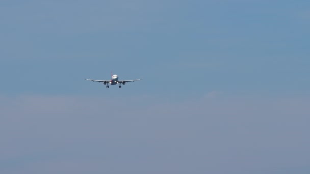 착륙하기 접근하는 제트기 항공기의 비행기가 내려옵니다 하늘에 비행기 비행기 — 비디오