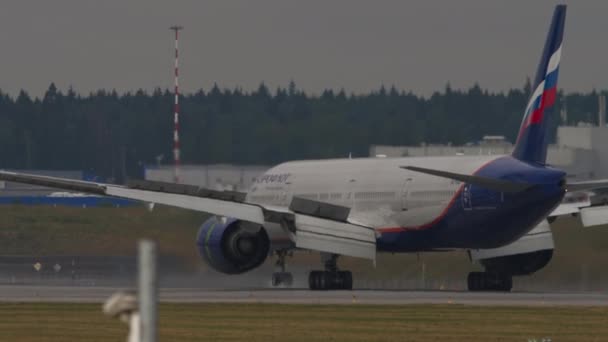 Moscow Russian Fedation 2021年7月29日 美国航空公司波音777在着陆后刹车 破坏分子了 旅客航班到了概念航空 — 图库视频影像