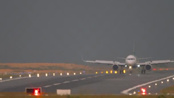 Filmagem Avião Jato Com Uma Frenagem Carga Irreconhecível Após Aterragem — Vídeo de Stock