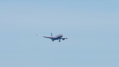 PHUKET, THAILAND - 12 Şubat 2023: Aeroflot ticari uçak Airbus A330 Phuket havaalanına inişe yaklaşıyor. Geniş gövdeli ağır tahta uçuyor.