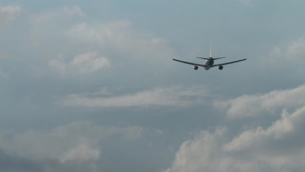 Avión Pasajeros Reacción Con Librea Irreconocible Despegando Subiendo Vista Trasera — Vídeos de Stock