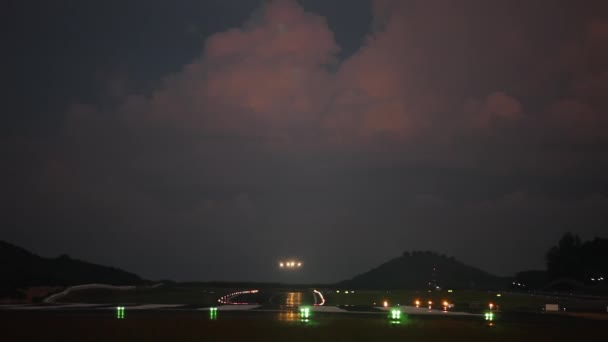 夜に着陸した飛行機 長いショット 空港の夕日が空を飛んでいる ランウェイランディングライト — ストック動画