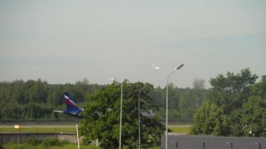 SAINT PETERSBURG, RUSSIA - 26 Temmuz 2022: Aeroflot yolcu uçağı geliyor, Pulkovo havaalanına frenleniyor, yan görüş. Uçak iniyor. Uçak yavaşlıyor.