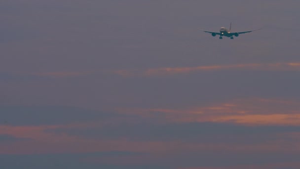 一架喷气式客机在阴沉沉的天空中接近着陆 拍了很久 日落或黎明 飞机在天空中 飞机降落 旅行概念 — 图库视频影像