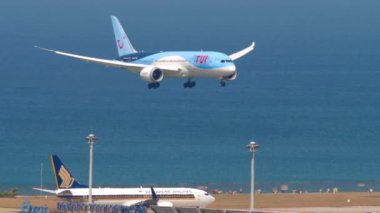 PHUKET, THAILAND - 20 Şubat 2023: Ticari uçak Boeing 878 Dreamliner of TUIfly Phuket havaalanına iniş yapıyor, uzun mesafe, ön görüş. Mavi gökyüzünde bir uçak