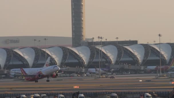バンコック Thailand January 2023 旅客機エアバスA320 タイベトジェットエアのHs Vksが離陸し シャーシを閉じました 飛行機が出発する 乗客フライトクライミング — ストック動画