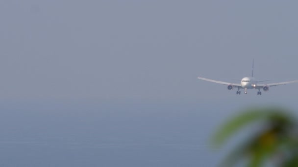 一架喷气式客机降落在海面上的摄制照片 飞机降落 前视镜 旅行概念 — 图库视频影像